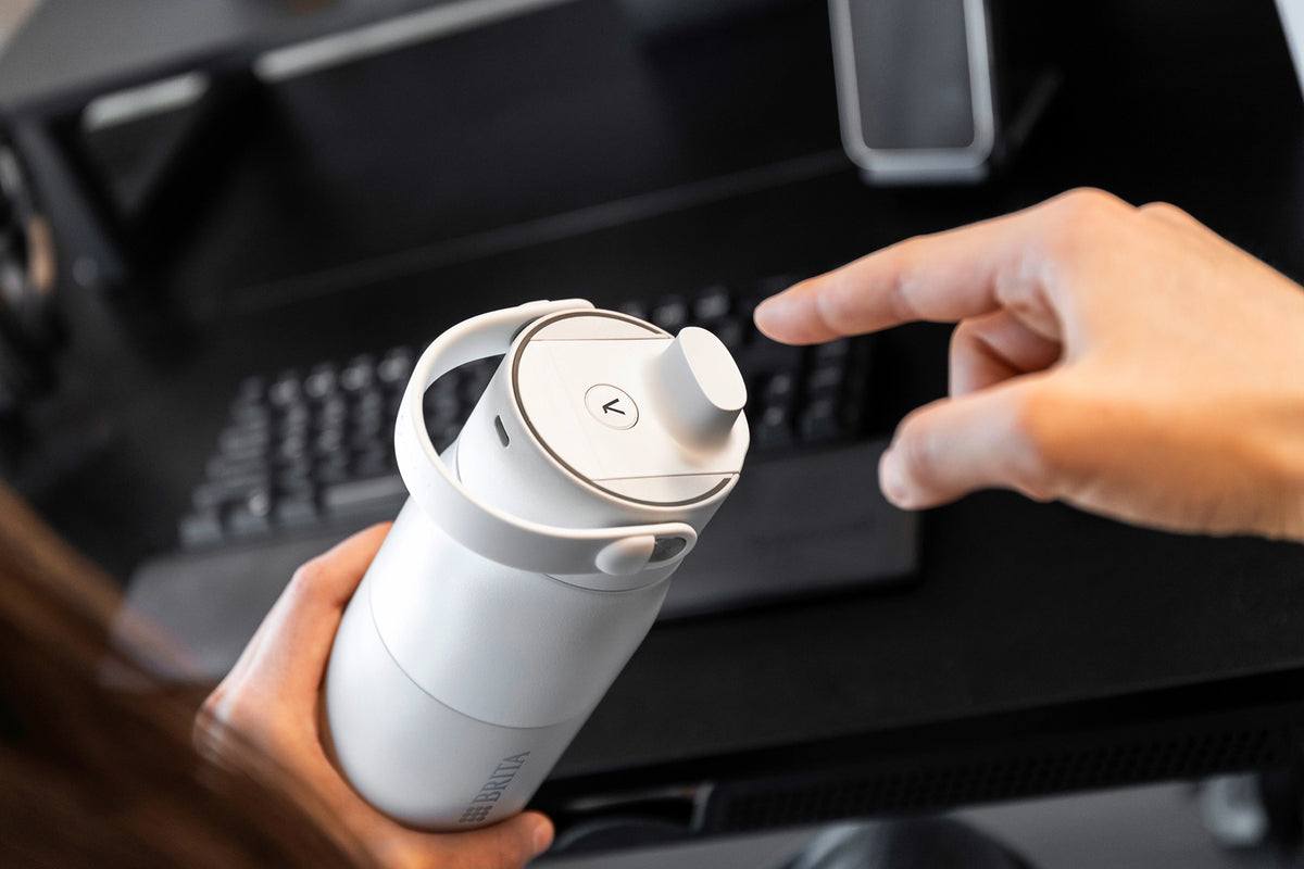 Cargar vídeo: BRITA LARQ iQ water bottle shown from multiple angles