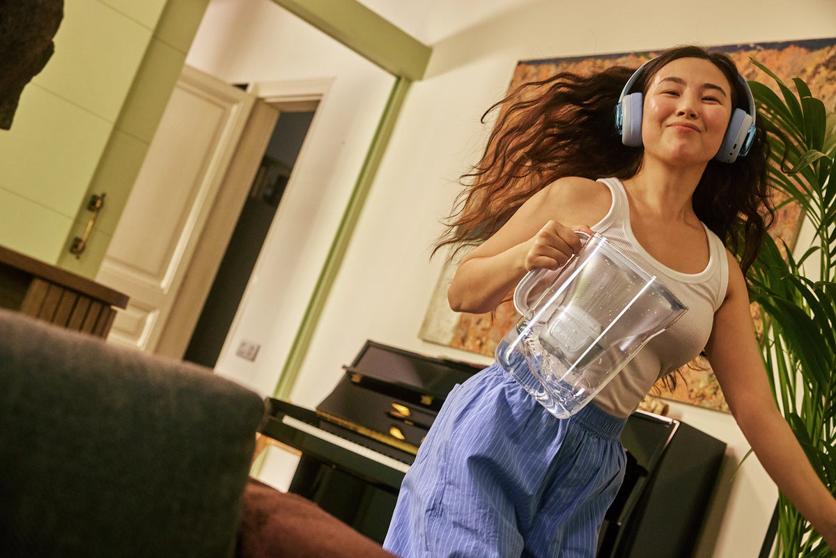 Cargar vídeo: Water filter jug with modern design shown from multiple angles