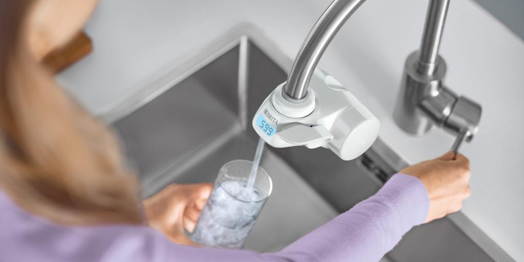  Brita Sistema de filtración de agua, montaje en grifo, LED,  azul/blanco (42201) : Herramientas y Mejoras del Hogar