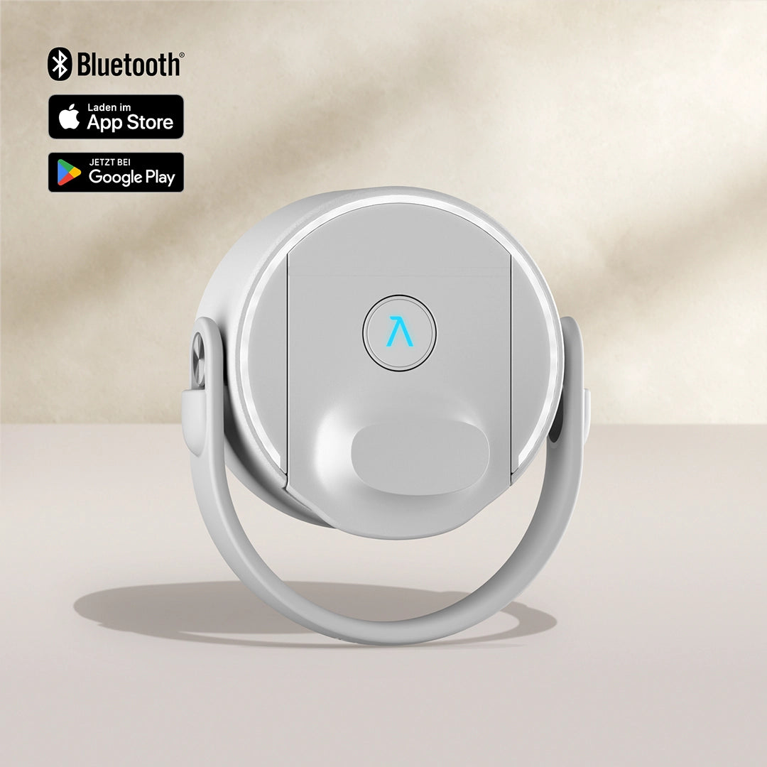 BRITA LARQ iQ Cap en blanco sobre fondo beige.