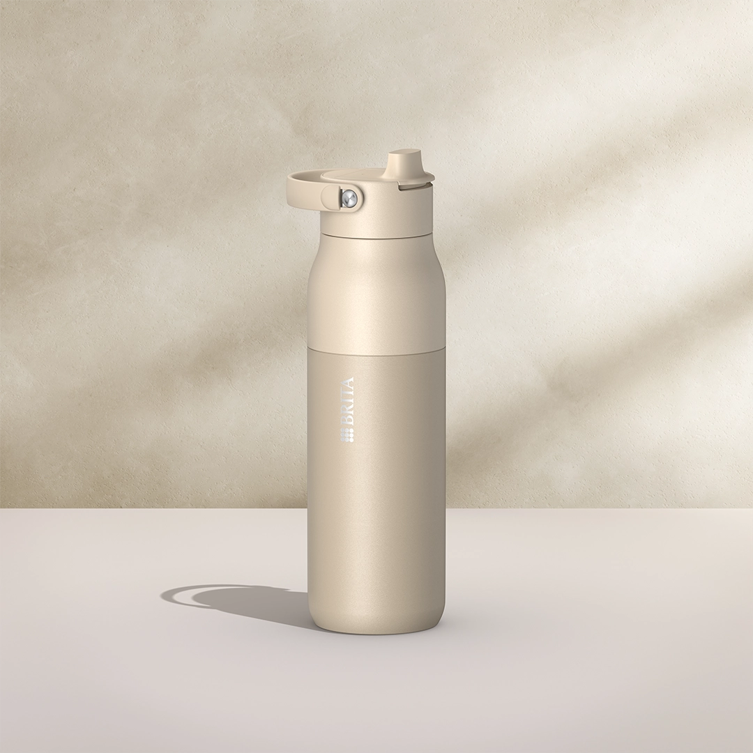 Botella BRITA LARQ Essential de 1000 ml, de color beige sobre fondo beige.