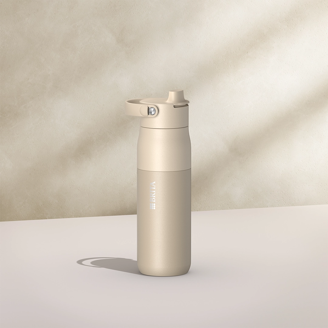 Botella BRITA LARQ Essential de 680 ml, de color beige sobre fondo beige.