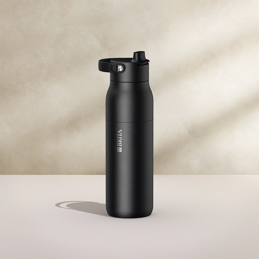 Botella BRITA LARQ Essential de 1000 ml, en negro sobre fondo beige.