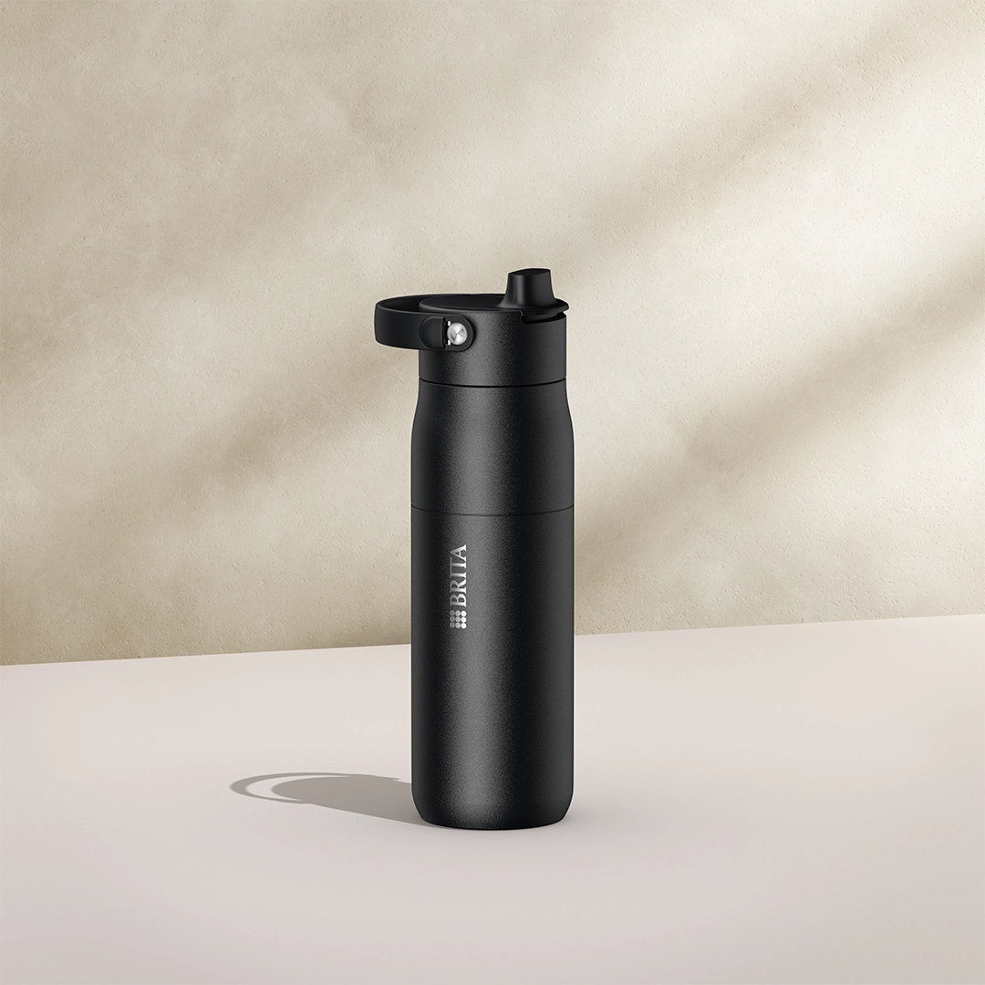 Botella BRITA LARQ Essential de 680 ml, en negro sobre fondo beige.
