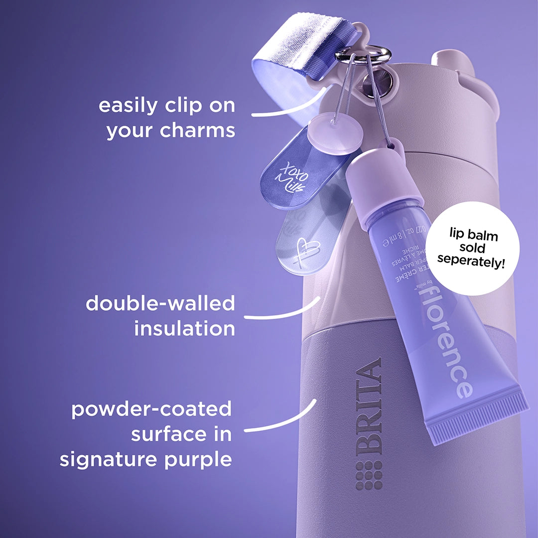 Un primer plano de la botella «florence by mills x BRITA LARQ» sobre un fondo morado.