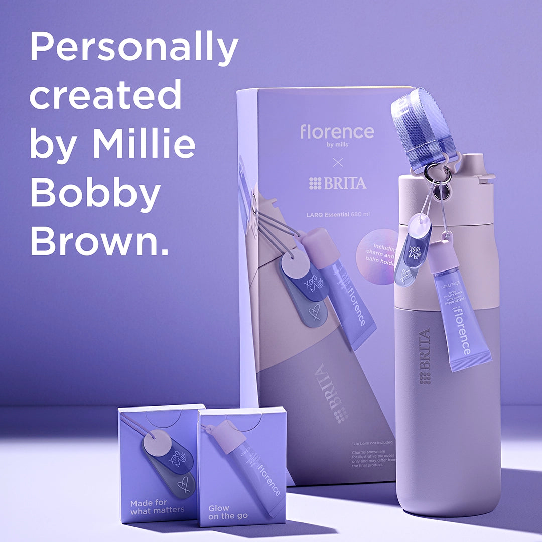 Botella «florence by mills x BRITA LARQ» con embalaje y accesorios sobre fondo morado.