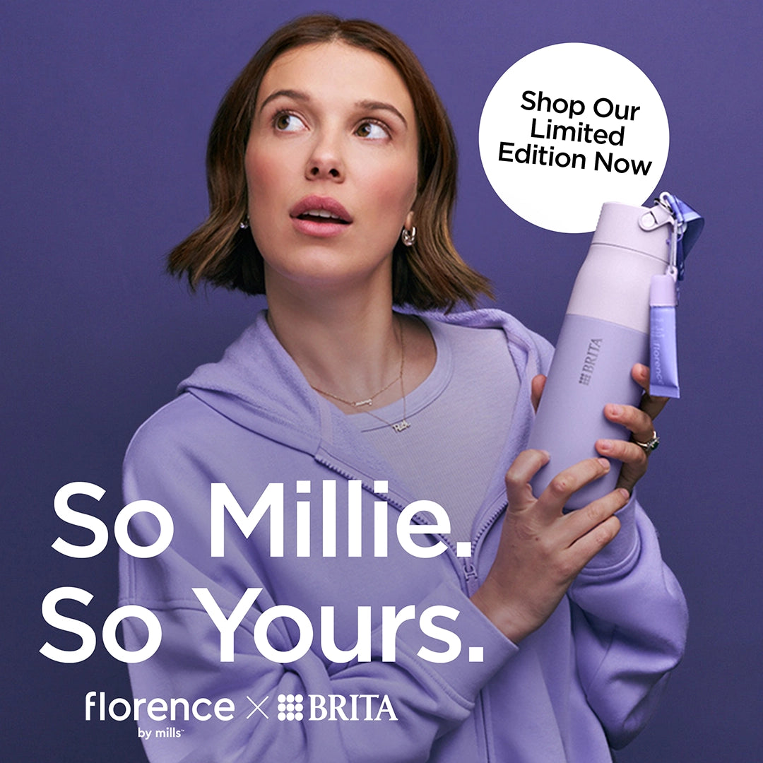 Millie Bobby Brown sostiene la botella «florence by mills x BRITA LARQ» sobre un fondo morado con la frase «So Millie. So Yours.»