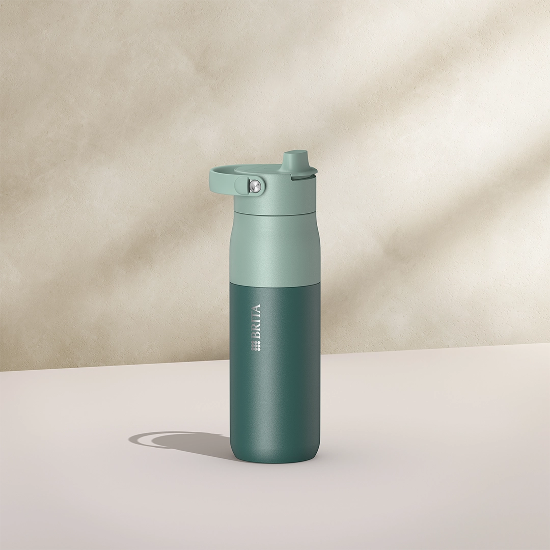 Botella BRITA LARQ Essential de 680 ml, de color verde sobre fondo beige.