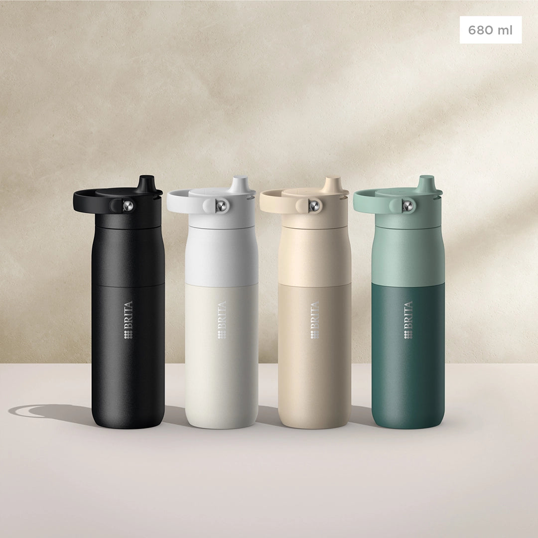 Botellas BRITA LARQ Essential en negro, blanco, beige y verde, de 680 ml, sobre un fondo beige.