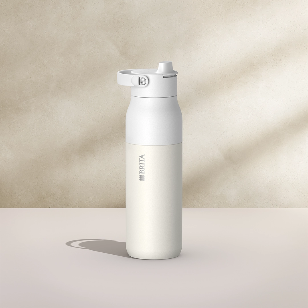 Botella BRITA LARQ Essential de 1000 ml, en blanco sobre fondo beige.