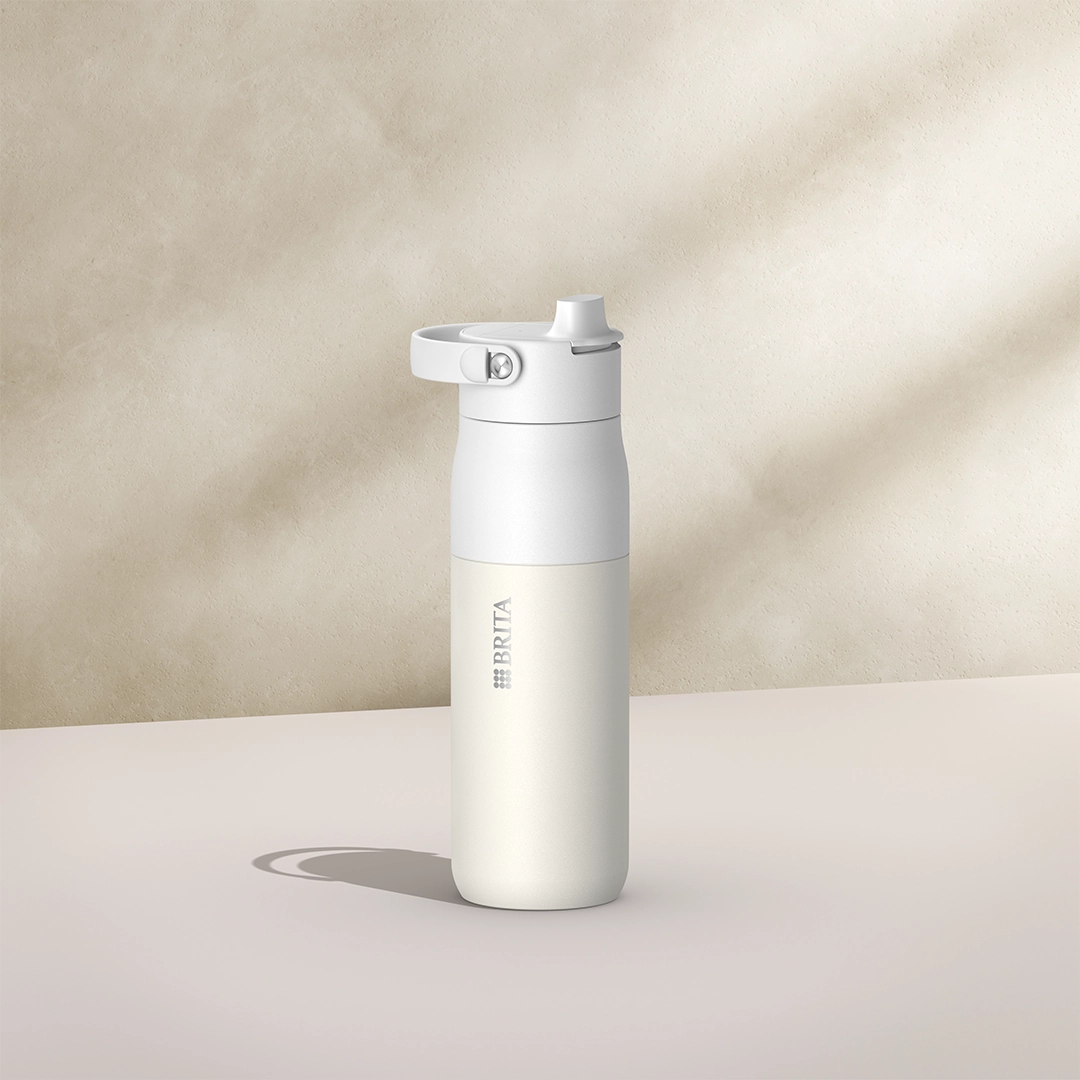 Botella BRITA LARQ Essential de 680 ml, en blanco sobre fondo beige.