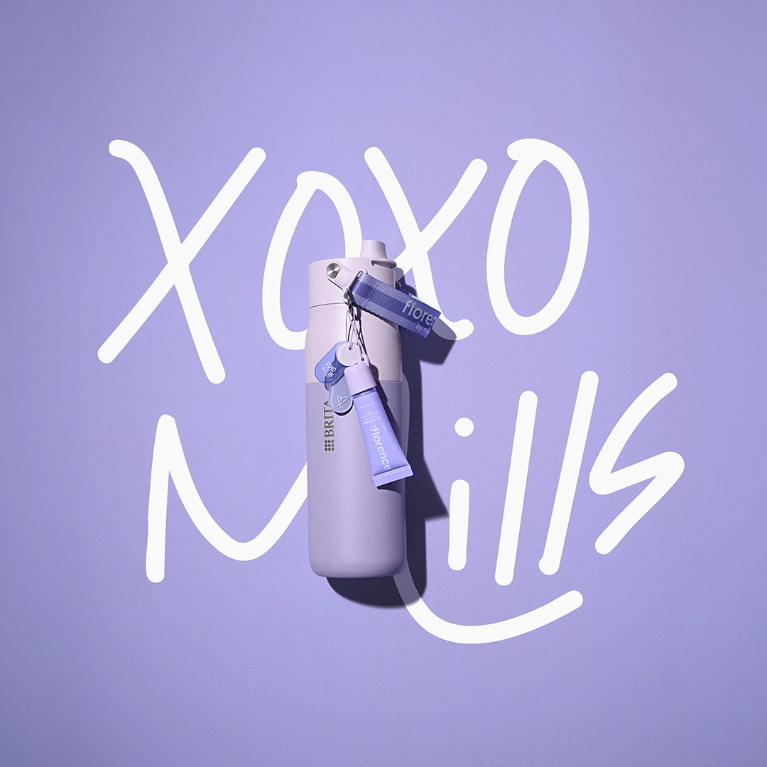 Botella «florence by mills x BRITA LARQ» sobre fondo morado con la firma «XOXO Mills».