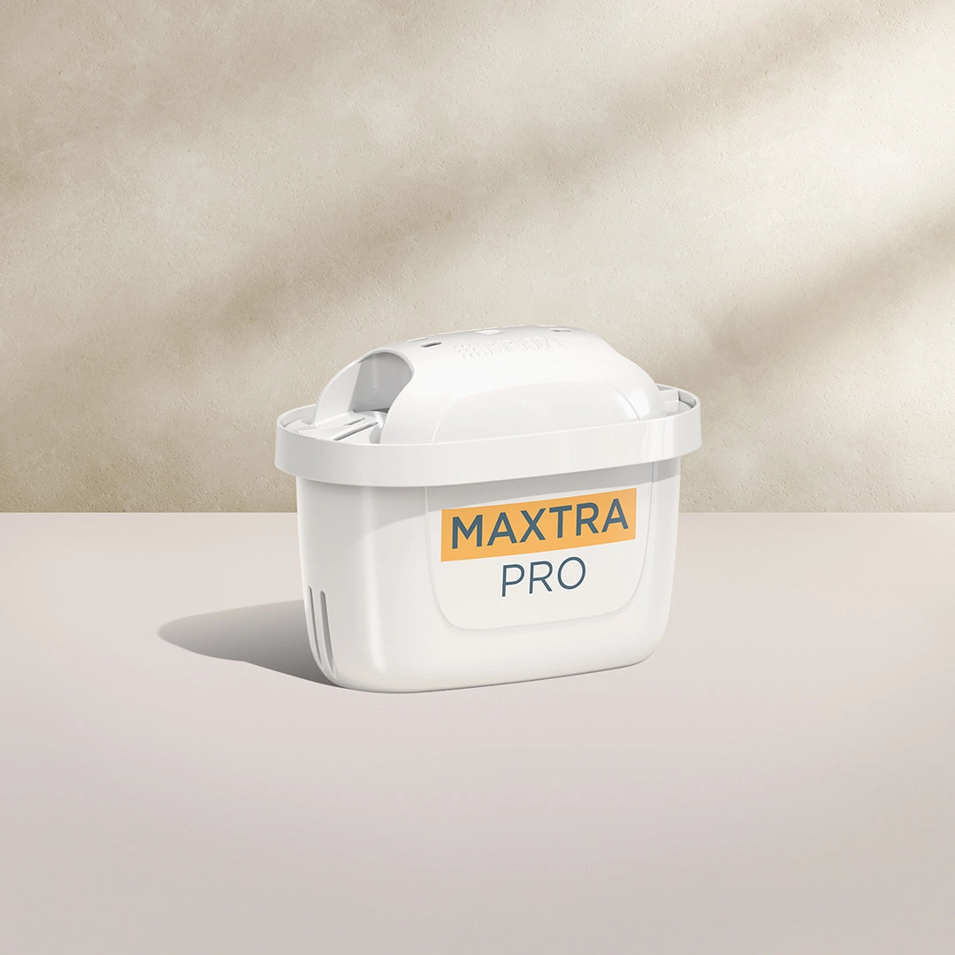 Una BRITA MAXTRA PRO EXPERTO EN CAL filtro de agua sobre un fondo beige
