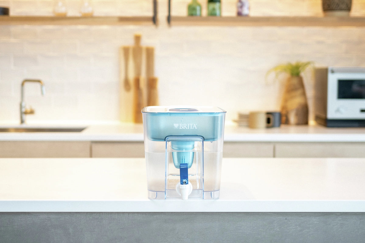 Cargar vídeo: Rectangular tabletop water filter shown from multiple angles