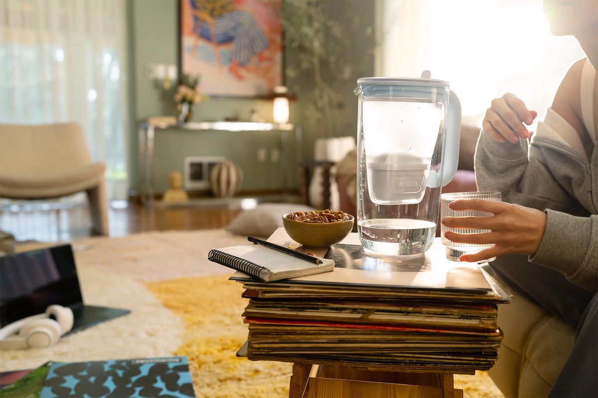 Cargar vídeo: A Video of the BRITA Glass Jug in a Lifestyle Setting