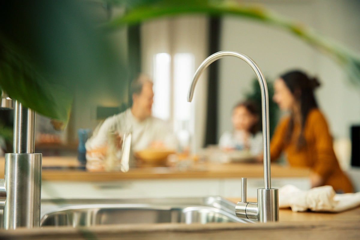 Cargar vídeo: Reverse osmosis water filtration system shown from different views