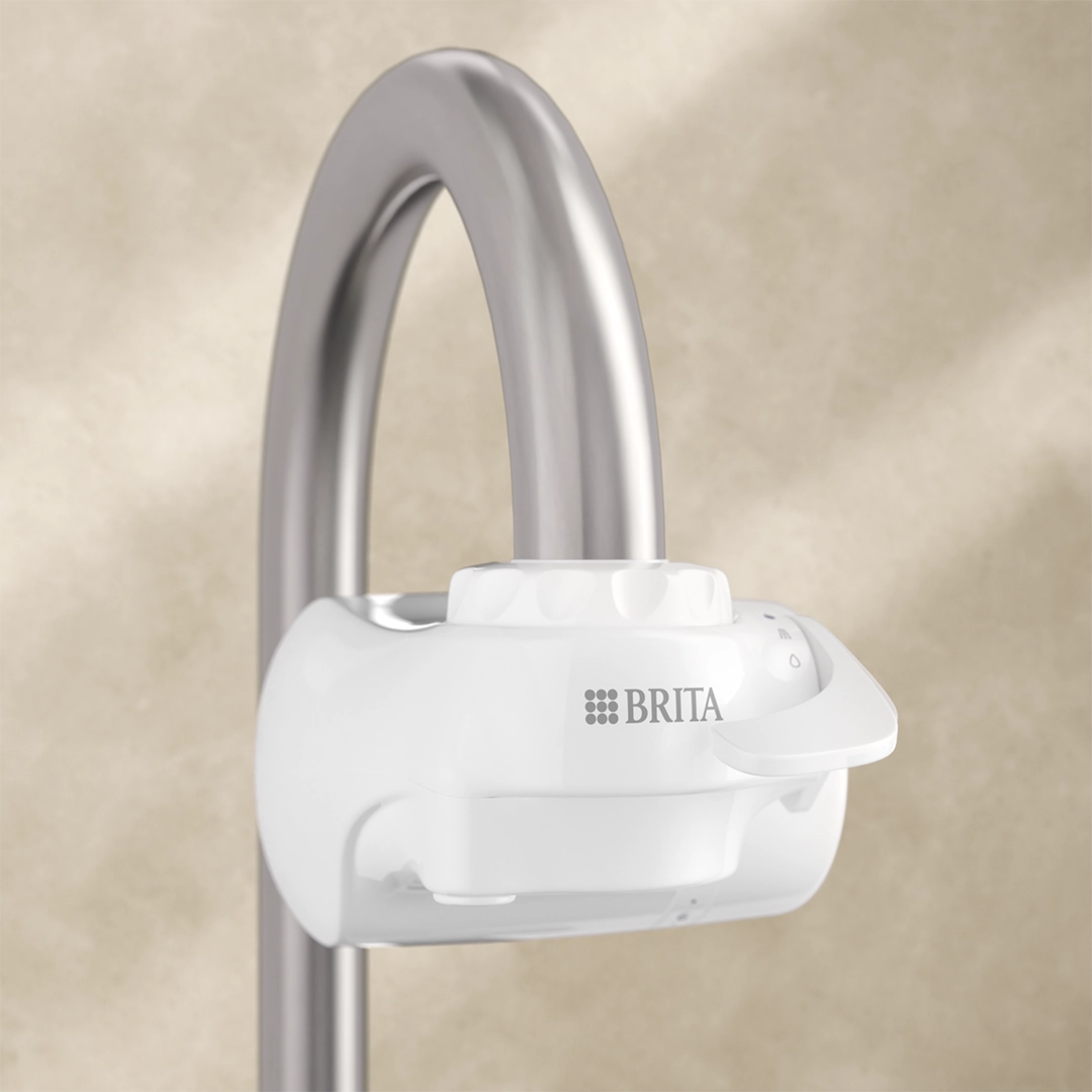 BRITA ON TAP sobre un fondo beige