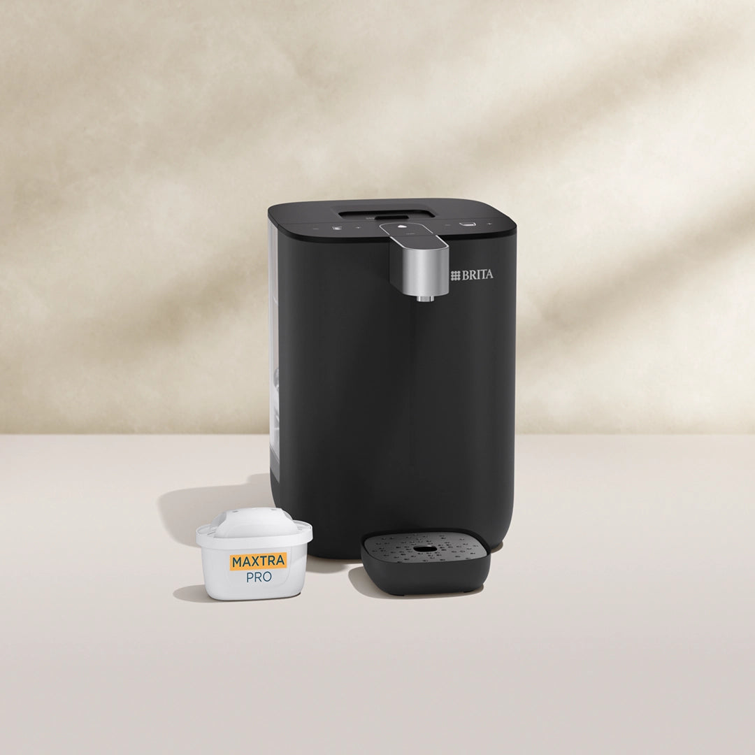 BRITA YOURCE mini en negro sobre fondo beige