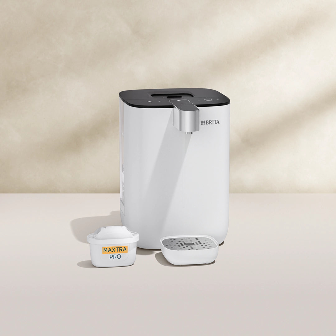 BRITA YOURCE mini en blanco sobre fondo beige